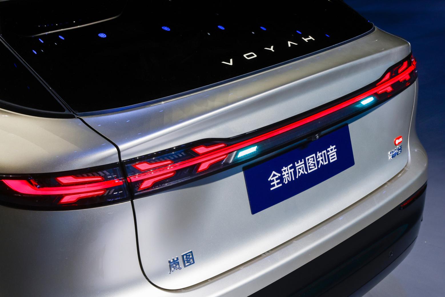 银色的汽车

描述已自动生成