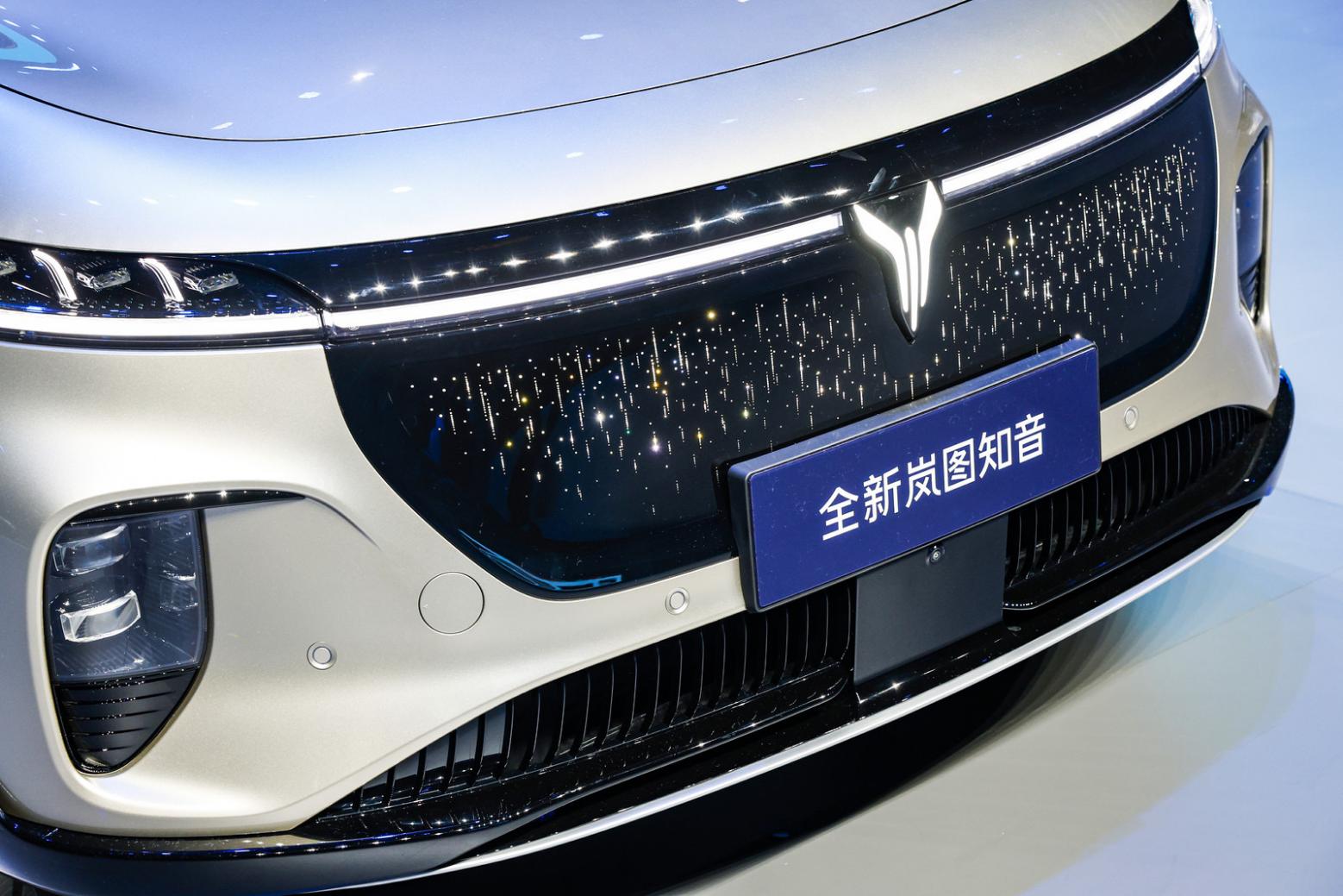 银色的汽车

描述已自动生成